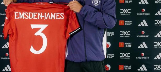 DB体育娱乐平台-詹姆斯在曼联比赛中反败为胜，比赛局势复杂引发热议！