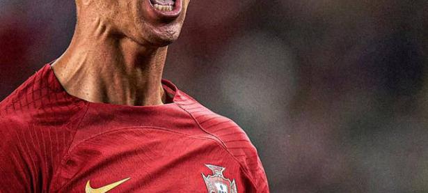 DB体育官方-C罗重返赛场，刷新纪录首场状态出色，曼联观众沸腾！